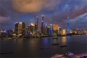 上海的夜景与雕塑艺术的结合